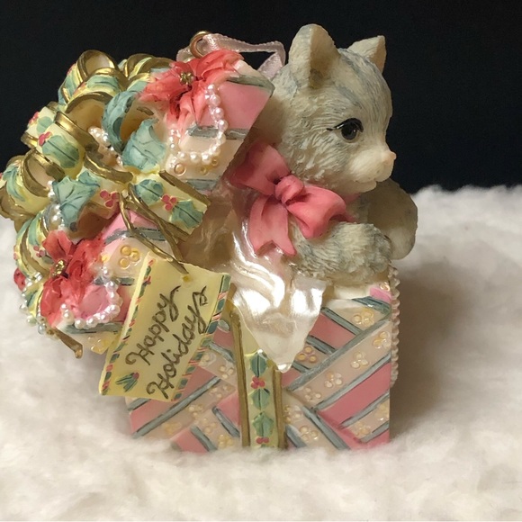 Vintage 2001🎶Music Box Company~Christmas Medley~Ceramic~Kitten Inside A Gift Box - Picture 3 of 15